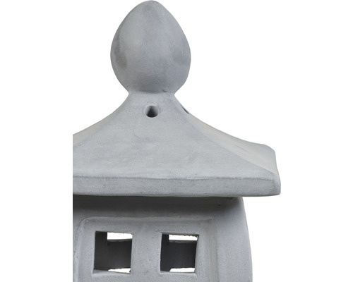 Nahaufnahme einer Gartenlaterne aus Stein