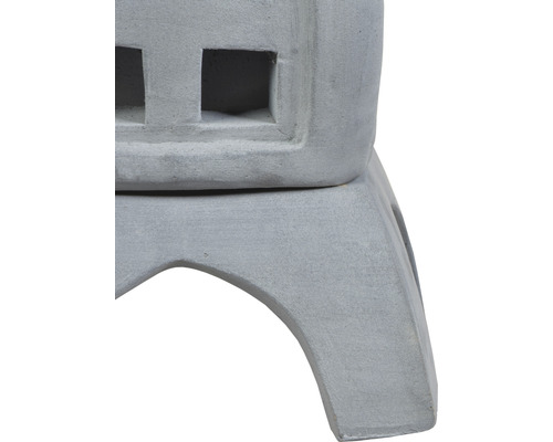 Detailansicht einer Gartenlaterne aus Stein