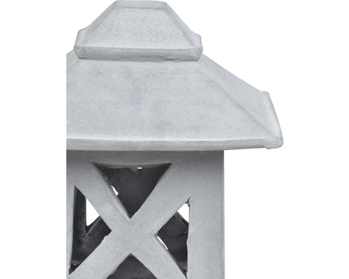 Gros plan d''une lanterne de jardin grise de forme carrée