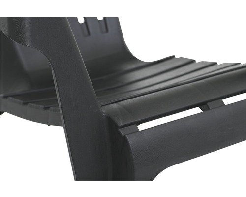 Detailansicht eines Gartenstuhls aus Kunststoff