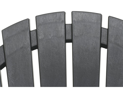 Detailansicht einer Gartenstuhl-Rückenlehne aus Kunststoff