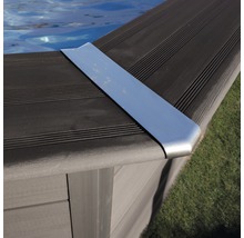 Vue détaillée du bord d''une piscine avec bordure métallique