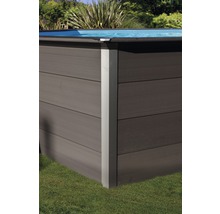 Vue détaillée d''une piscine avec revêtement en bois et bordure métallique