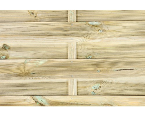 Clôture en bois composée de planches horizontales avec des montants en bois