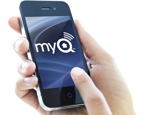 Personne tenant un smartphone avec l''application myQ