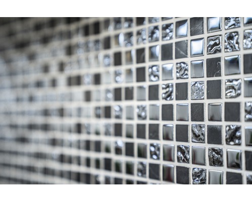 Mosaikfliesen mit quadratischen Elementen in verschiedenen Ausführungen