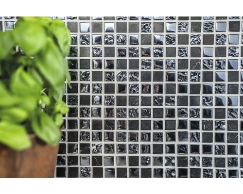 Wandfliesen mit Mosaikmuster in Schwarz und Grau