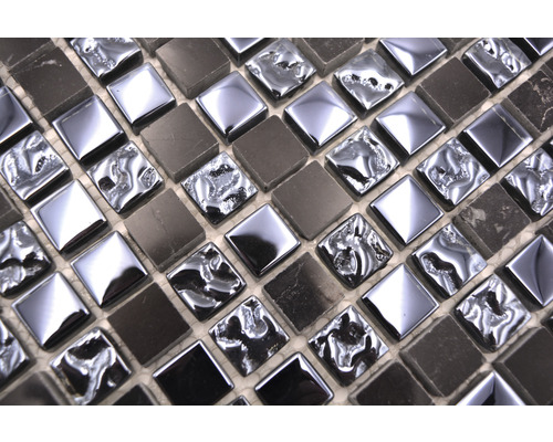 Quadratische Mosaikfliesen aus Stein und Glas