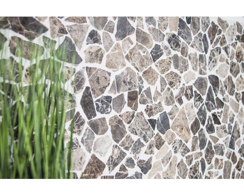 Wandfliesenmosaik mit Natursteinoptik