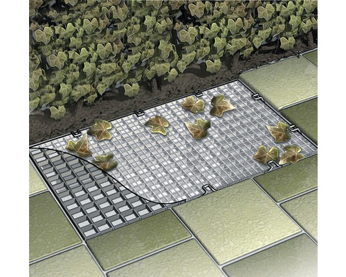 Couverture d''un système de drainage avec des feuilles sur des pavés