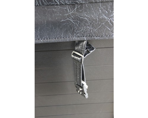 Détail d''une couverture de piscine avec sangle de fixation