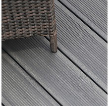 Lames de terrasse en bois avec pied de meuble en rotin