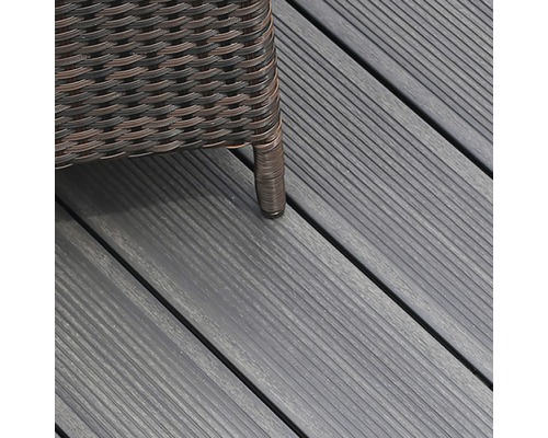 Lames de terrasse en bois avec pied de meuble en rotin