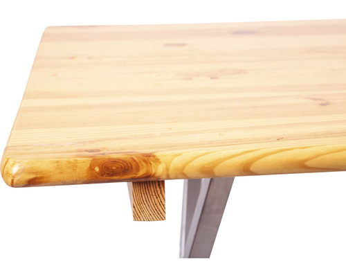 Detailansicht einer Tischplatte aus Holz mit Metallbeinen