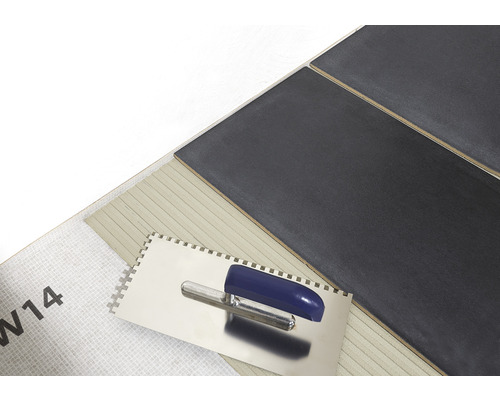 Pose de carrelage avec spatule et bande d''étanchéité