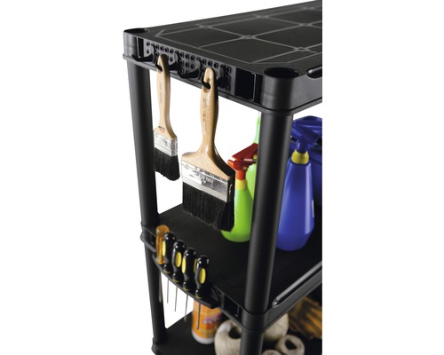 Detailansicht eines schwarzen Werkzeugwagens mit Werkzeugen und Reinigungsflaschen