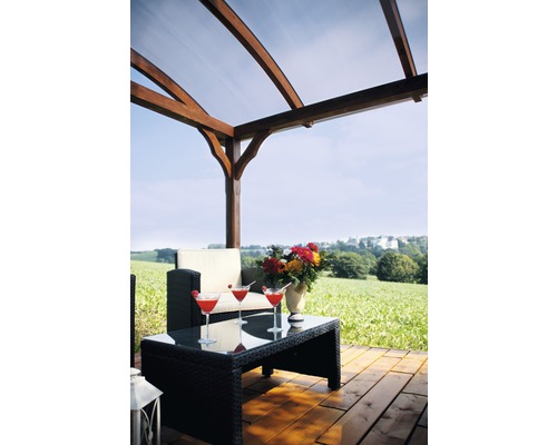 Terrasse couverte avec plancher en bois et vue sur le jardin