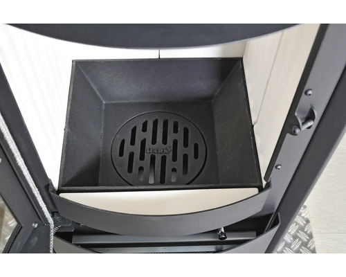 Vue intérieure d''un poêle à bois Hark avec foyer