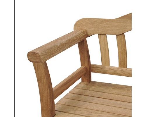 Detailansicht einer Gartenbank aus Holz mit Armlehne
