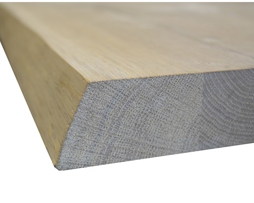 Holzplatte mit abgeschrägter Kante im Detail