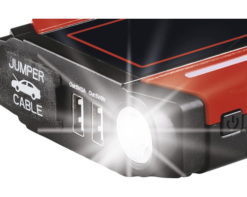 Detailansicht eines Starthilfegeräts mit USB-Anschlüssen und Lampe