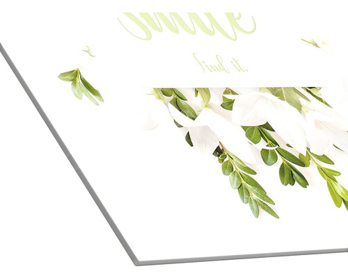 Dekorative Wanddekoration mit Schriftzug und floralen Elementen