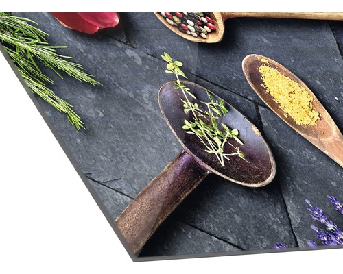 Image de cuisine décorative avec des herbes et des épices dans des cuillères en bois