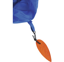 Detailaufnahme eines blauen Stoffsacks mit Holzanhänger