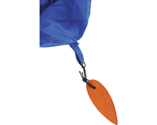 Detailaufnahme eines blauen Stoffsacks mit Holzanhänger