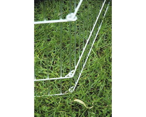 Gros plan d''une clôture métallique sur de l''herbe