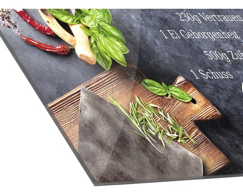 Panneau décoratif avec basilic, chili et herbes sur planche en bois