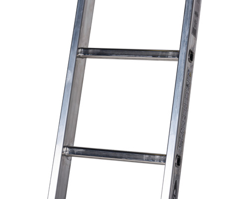 Detailaufnahme einer Aluminiumleiter mit Sprossen