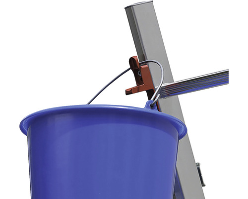 Eimerhalterung an Leiter mit blauem Eimer