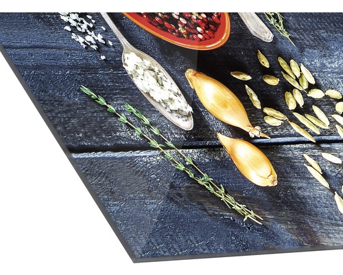 Panneau décoratif avec épices et herbes sur fond en bois