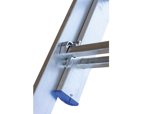 Detailansicht einer Aluminiumleiter mit blauen Fußkappen