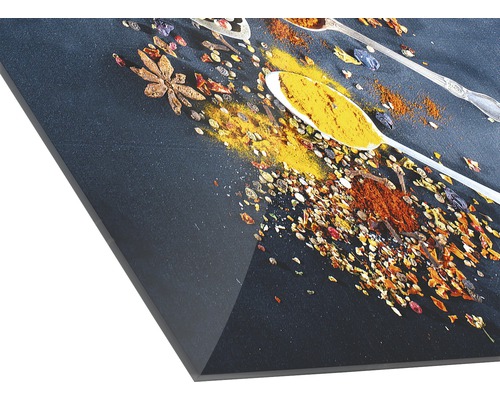 Crédence de cuisine avec motifs d''épices sur des cuillères