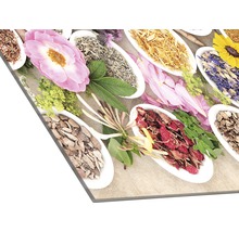 Dekoratives Wandbild mit Kräutern und Blüten in Schalen