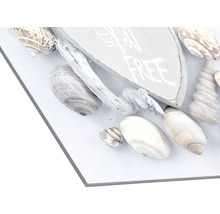 Dekorationstableau mit Treibholz, Herz und Muscheln