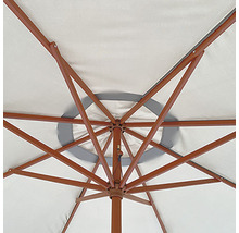 Vue détaillée du dessous d''un parasol avec structure en bois et toile claire