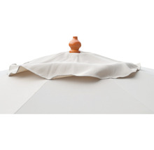 Vue détaillée d''un parasol blanc avec embout en bois