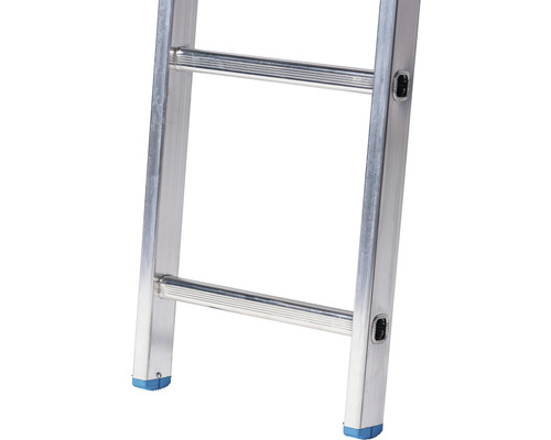 Vue détaillée d''une échelle en aluminium avec des embouts de pieds bleus