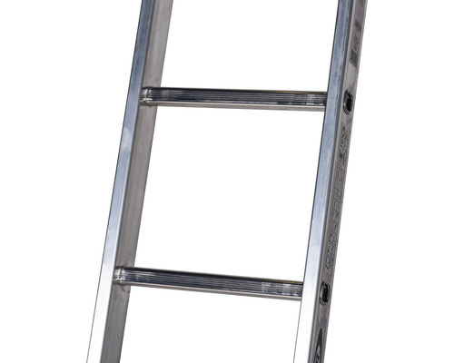 Detailaufnahme einer Aluminiumleiter mit Sprossen