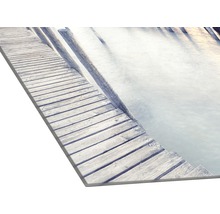 Nahaufnahme eines Holzstegs, der ins Wasser führt, als Wandschmuck