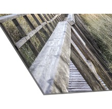 Dekoratives Wandbild mit einem Holzsteg im Gras