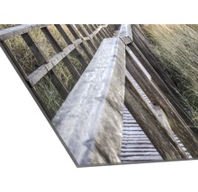 Fotodruck eines Holzstegs mit Geländer im Gras