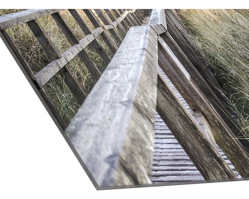 Fotodruck eines Holzstegs mit Geländer im Gras