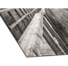 Nahaufnahme eines Fotos auf einer Platte, das eine Holztreppe zeigt.