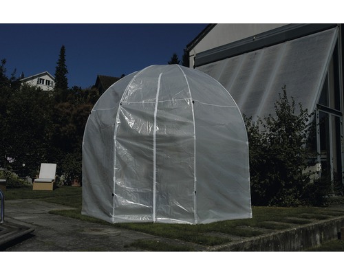 Gewächshauskuppel aus Kunststoff im Garten
