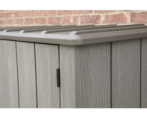 Detailansicht eines Geräteschranks aus Holzimitat