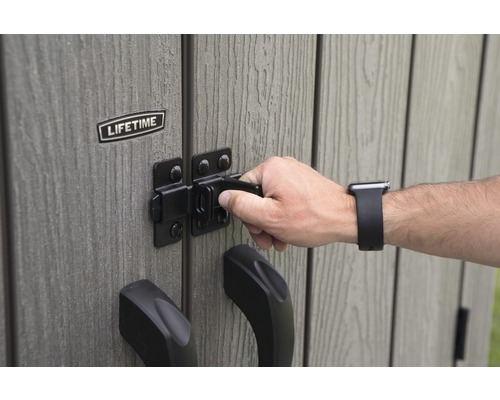 Hand schliesst ein Gartengerätehaus mit einem Riegel ab. Lifetime Logo.